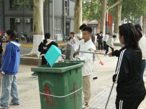 【betway西汉姆联官方官网】爱国卫生运动打扫图片1_副本.jpg