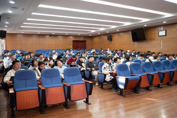 学员们专心听讲,认真记录,积极思考(1).jpg